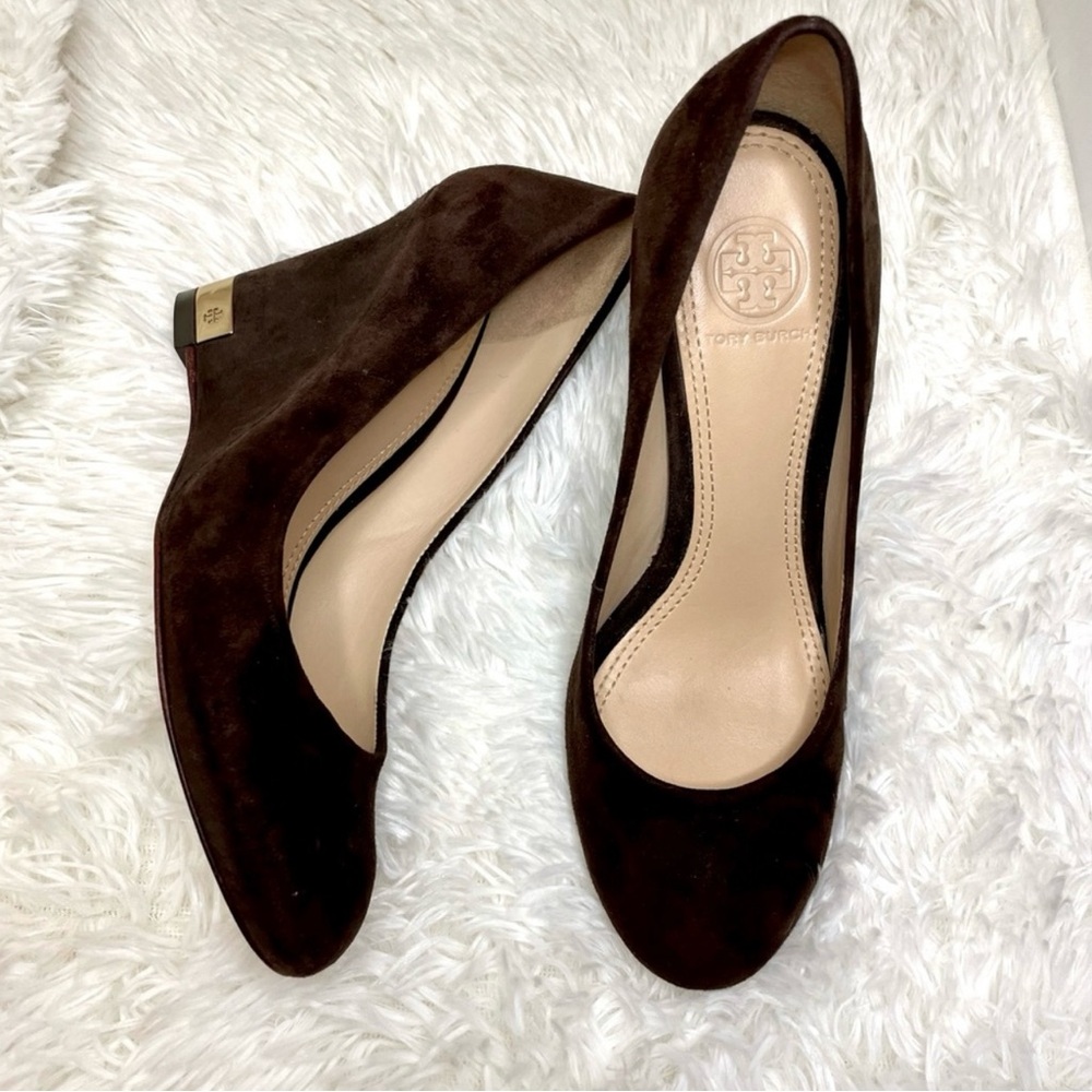 Tory Burch : Astoria Brown Suede Wedges